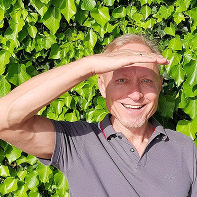 Frank Sprang, Magenkrebspatient ohne Magen, lächelt in die Kamera – Erfahrungsberichte zu Therapien, Magen-Operation und Alltag danach.