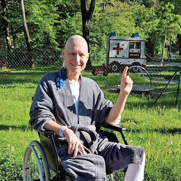 Magenkrebs: Frank nach OP im Garten der Klinik